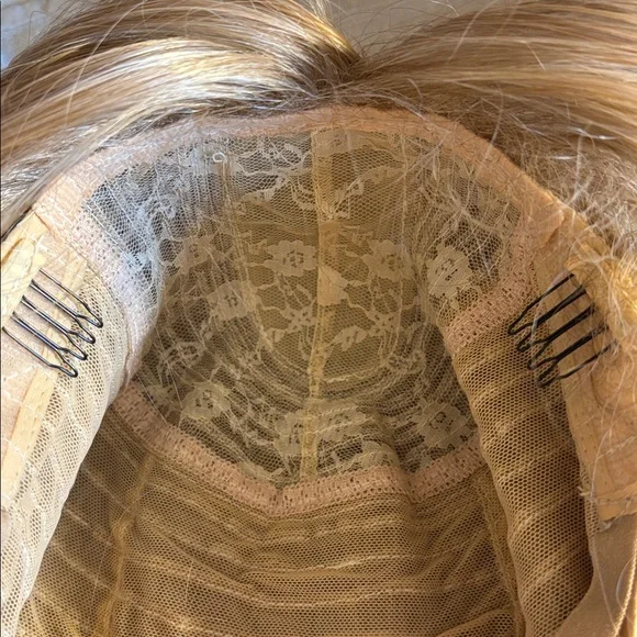 Blonde synthetic wig 28 inch - Picture 8 of 11